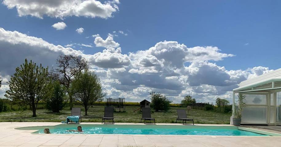 Location de vacances pour 12 personnes, avec Balcon et Terrasse ainsi que Jardin et Piscine à Maslives