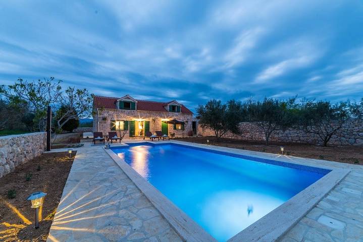 Ferienhaus für 8 Personen, mit Balkon/Terrasse und Garten sowie Pool in Privlaka