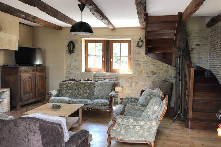 Quiet house with private, secure swimming pool heated from June to September in Vailhourles, Aveyron (desambiguación)