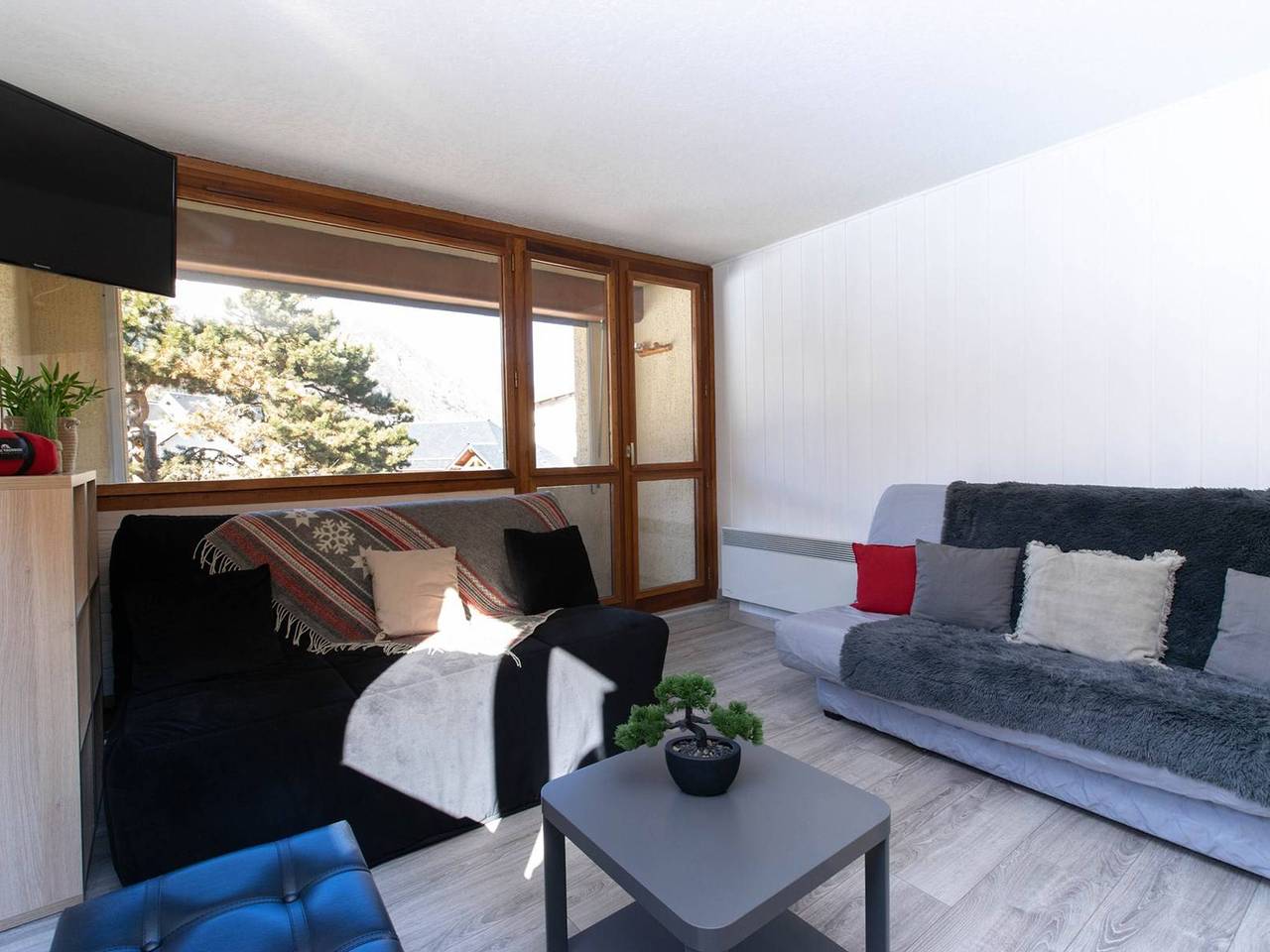 Entire apartment, Renovated apartment near cable car with private parking in Saint-Lary-Soulan, Pyrenees National Park