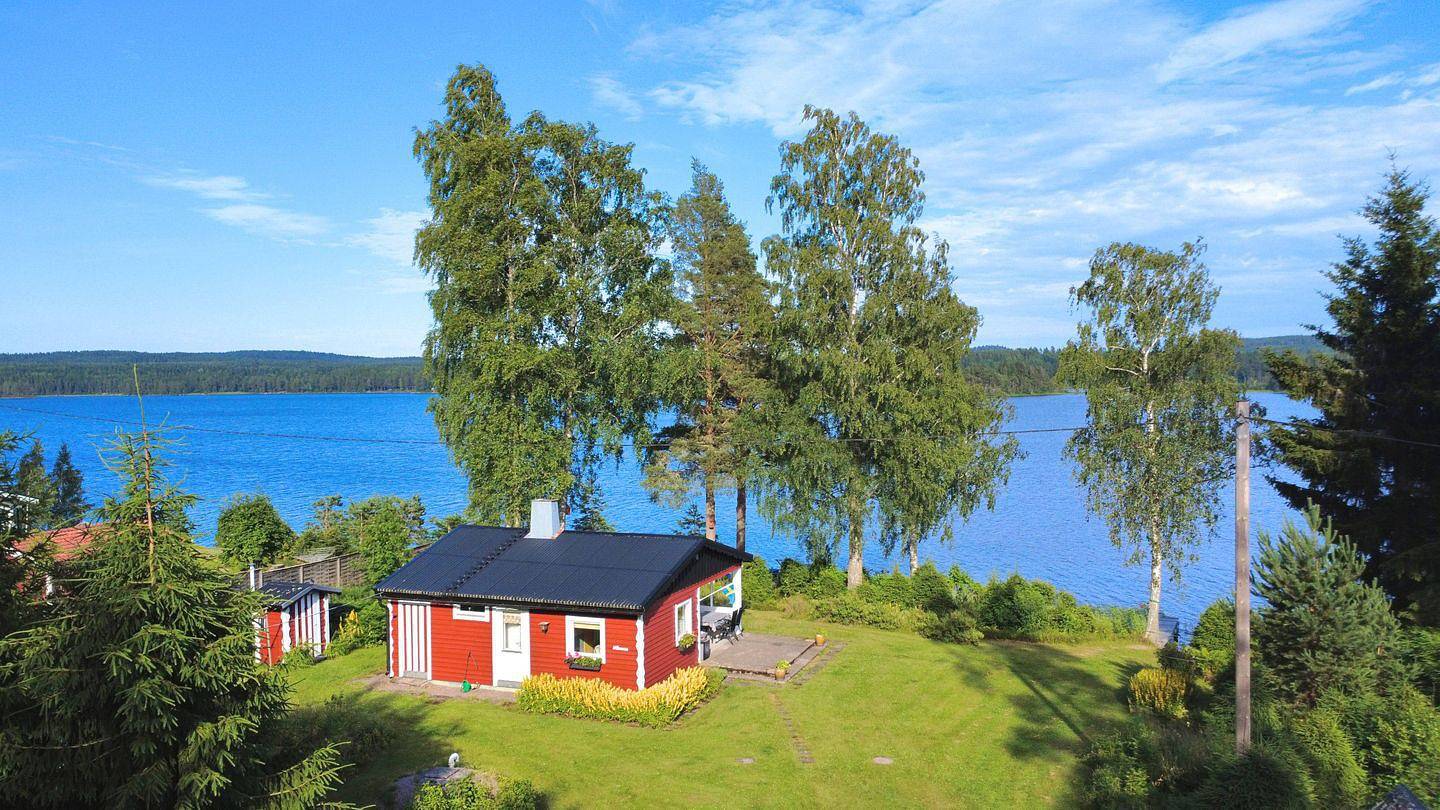 Schwedenhaus am See – Ferienhaus mit Motorboot & Steg in Storfors in Storfors, Värmland