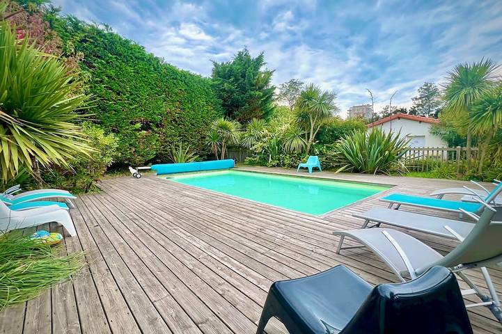 Location de vacances pour 6 personnes, avec terrasse ainsi que piscine et jardin aux Les Sables-d'Olonne