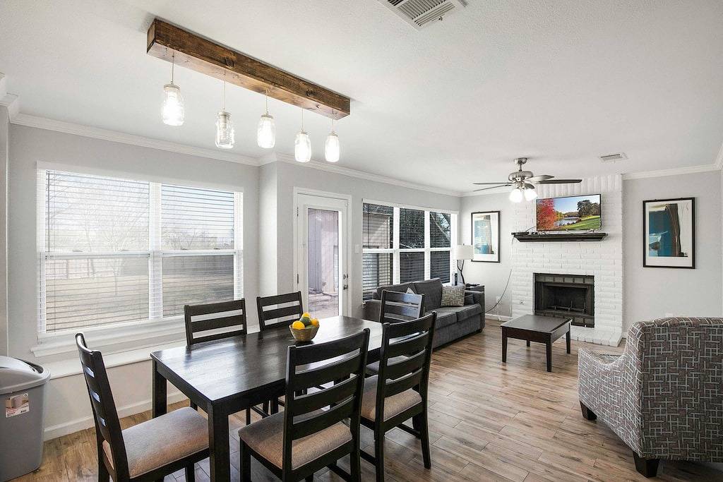 Relaxing 4-Bedroom Retreat with Pool & Spa in a Quiet Neighborhood in Pflugerville, Travis County