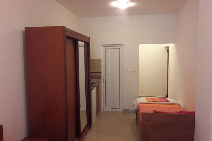 Appartement entier, Trokrevetni apartman u prizemlju kuce sa besplatnim parkingom u dvoristu kuce. in Budva, Municipalité de Budva