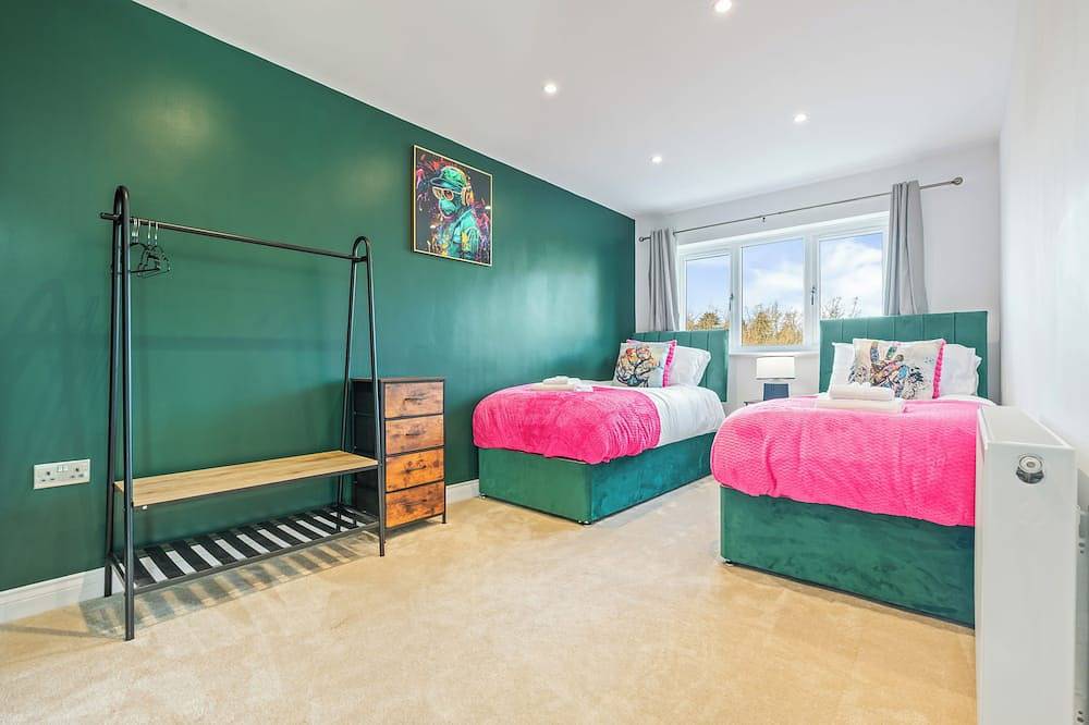 New! Sleeps 6|Free Parking|Long stays| Contractors\n\nshare\n\nsaved in Dunchurch, Warwickshire