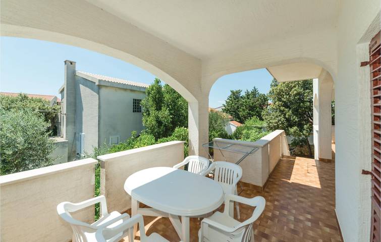 Ganze Ferienwohnung, Gemütliche Ferienwohnung mit Terrasse, 2,5 km von der Küste entfernt und in der Nähe des Stadtzentrums von Mandre in Mandre, Pag