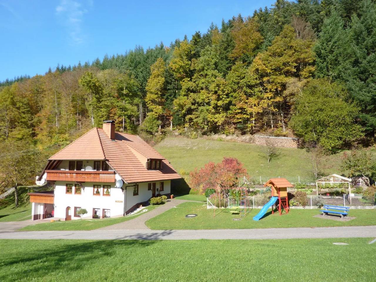 Entire apartment, Apartment 'Ferienwohnung Moog' with Shared Garden, Balcony and Wi-Fi in Steinach, Central Black Forest