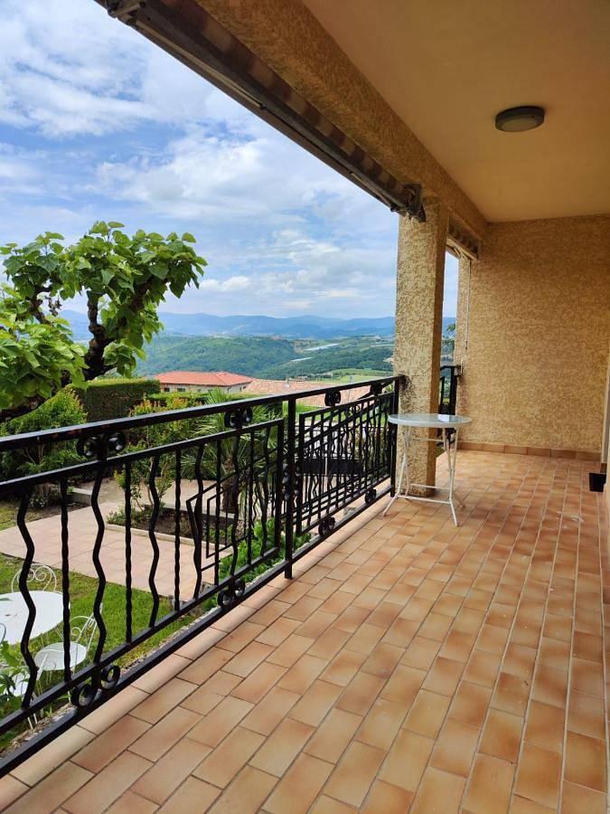 Location de vacances pour 10 personnes, avec terrasse et vue ainsi que jardin et piscine à Saint-Barthélemy-le-Plain - 3