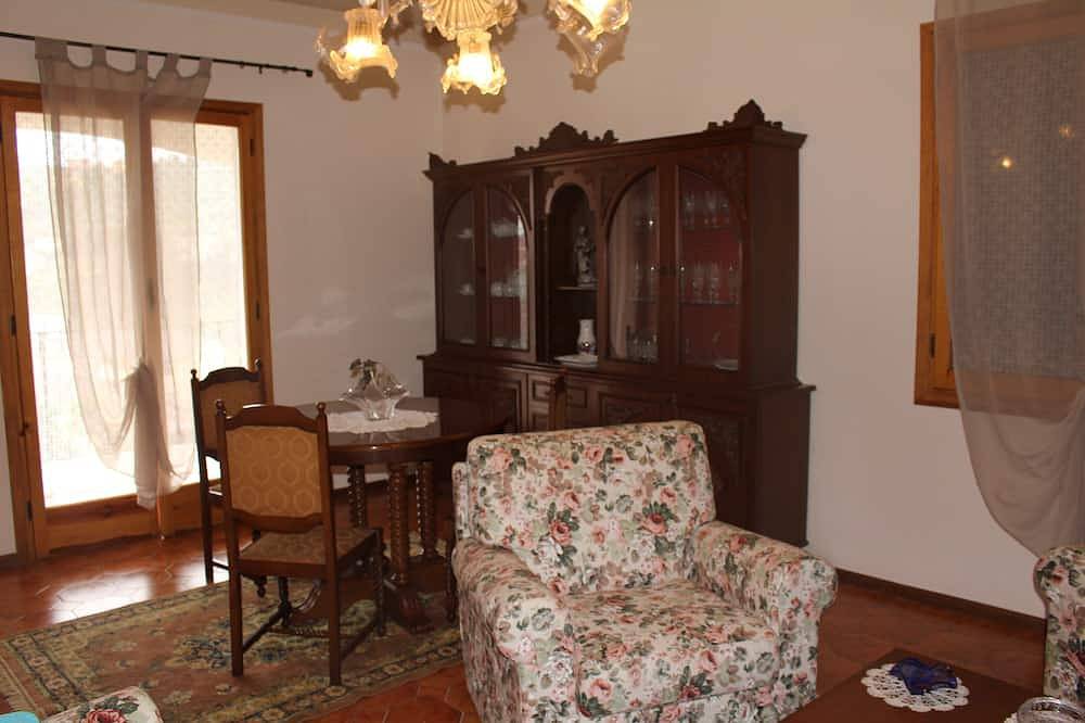 Ganze Wohnung, Apartment in Semi-detached Villa with Garden in Caramagna Ligure, Imperia