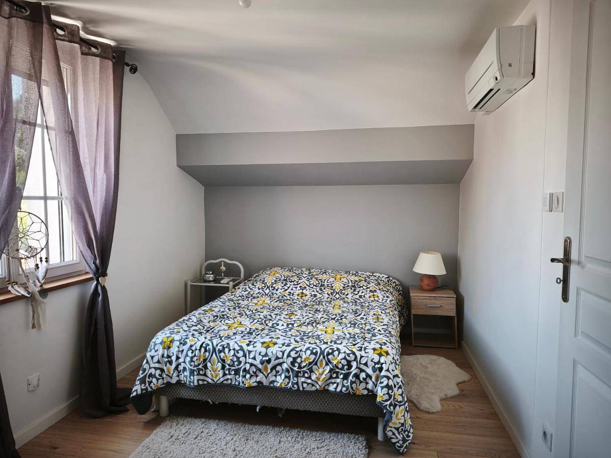 Appartement de vacances entier, Chambre privée climatisée avec jardin et parking in Saint-Yorre, Région de Vichy
