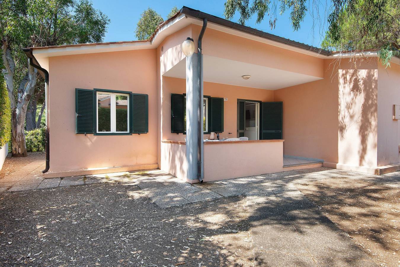 Ganze Wohnung, Zweizimmerapartment mit Veranda & Garten, 100 m zum Meer – Villaggio Sole e Mare in Nisporto, Riotorto