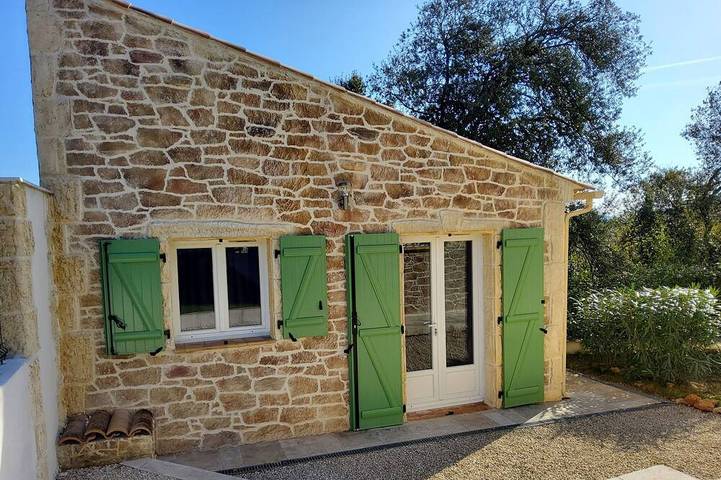 Appartement de vacances pour 4 personnes, avec terrasse et piscine ainsi que jacuzzi et jardin