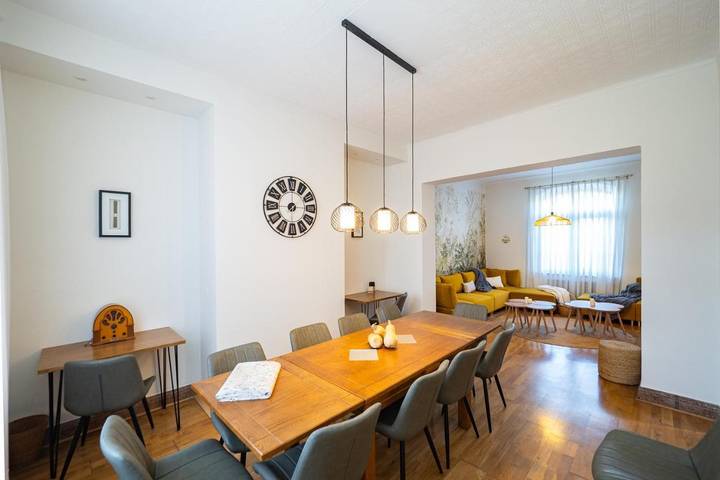 Apartamento para 14 personas, con jardín y vistas, Se admiten mascotas en Siero