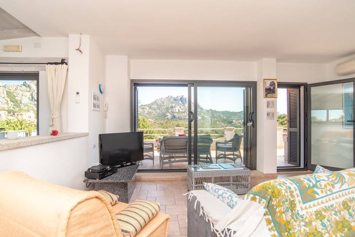 Accogliente casa vacanze con vista panoramica, terrazza e giardino in San Pantaleo, Olbia