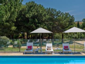 Hôtel pour 3 personnes, avec jardin ainsi que sauna et piscine, animaux acceptés à Vitrolles