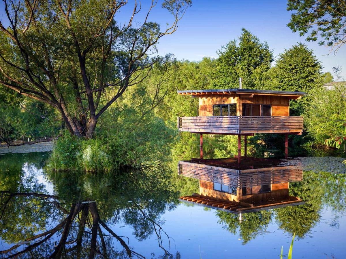 Spektakuläres Tiny House im Teich mit Terrasse und Kamin in Großharthau, Oberlausitz-Niederschlesien