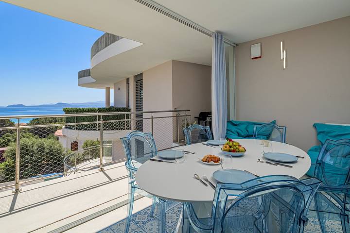 Appartamento intero, Appartamento 'Pascoli Suite Apartment' con vista mare, Wi-Fi e aria condizionata in Terza Spiaggia, Golfo Aranci