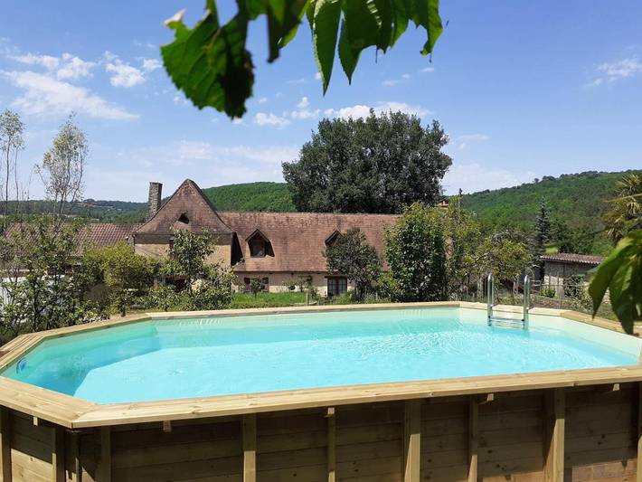 Location de vacances pour 2 personnes, avec jardin et vue ainsi que piscine et terrasse à Pezuls
