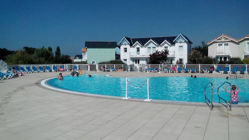 Gîte pour 6 personnes, avec piscine ainsi que terrasse et jardin