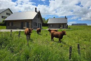 Maison de campagne pour 12 personnes, avec jardin à Chastreix