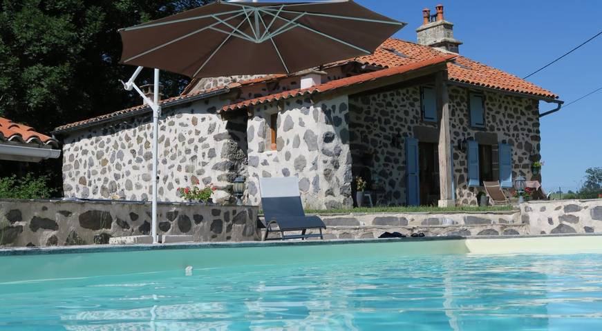 Gîte pour 5 personnes, avec jardin ainsi que terrasse et piscine