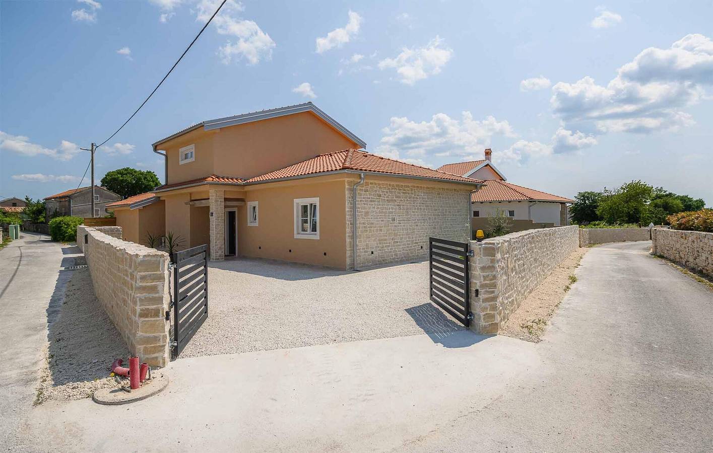 Reizende 2-Zimmer-Wohnung mit Pool und Terrasse, 2 km vom Stadtzentrum von Kanfanar entfernt in Maružini, Zentralistrien