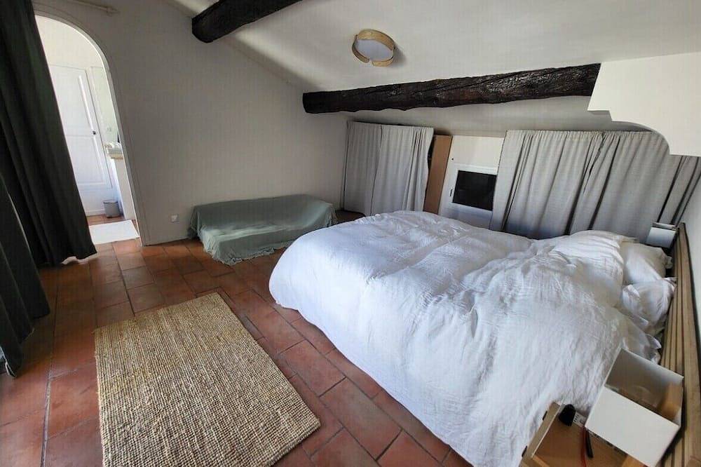 Village house in Pomérols with roof terrace in Pomérols, Côte d'Améthyste