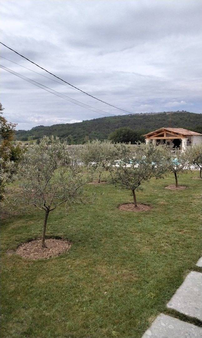Gîte pour 2 personnes, avec piscine et terrasse ainsi que jacuzzi et jardin
