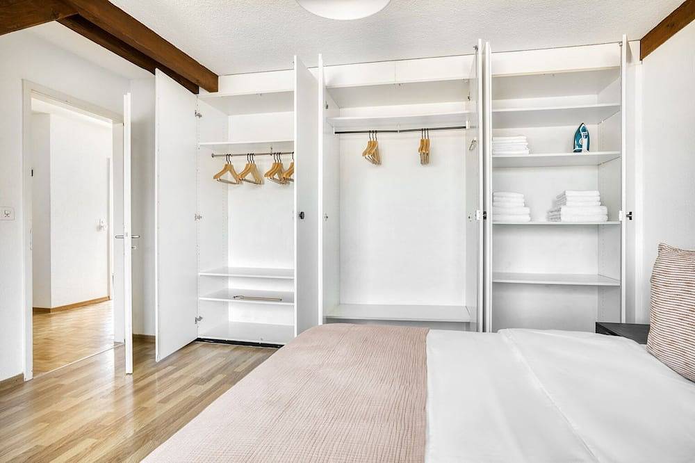 Entire apartment, Sunny Wiedikon 2.5 Room w/ Storage, 1 min to Market, by Blueground in Zurich, Zurich district