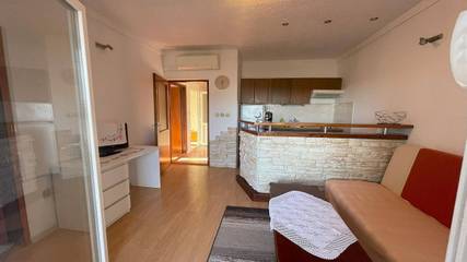 Ferienwohnung für 5 Personen, mit Balkon und Garten in Grad Šibenik