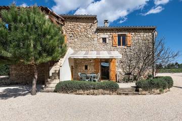 Gîte pour 4 personnes, avec terrasse et jardin à Lablachère