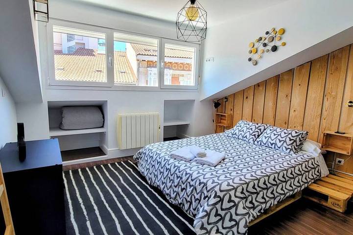 Entire apartment, Mía Suites Ii - Centro Histórico- Parking & Wifi Free in Burgos, Burgos Province