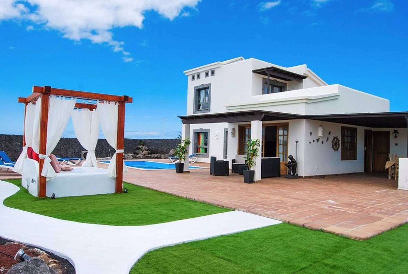 'Villa Carabela 105' con vistas a la montaña y al mar, piscina, Wi-Fi, terrazas y jardín in Montaña Roja, Yaiza