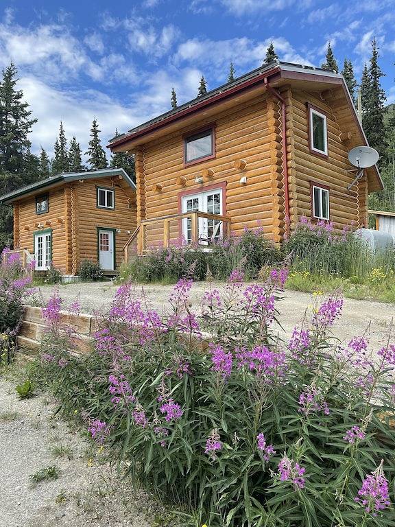 Log Cabin with Amazing Mountain & Lake Views (Pet Friendly) in Yukon