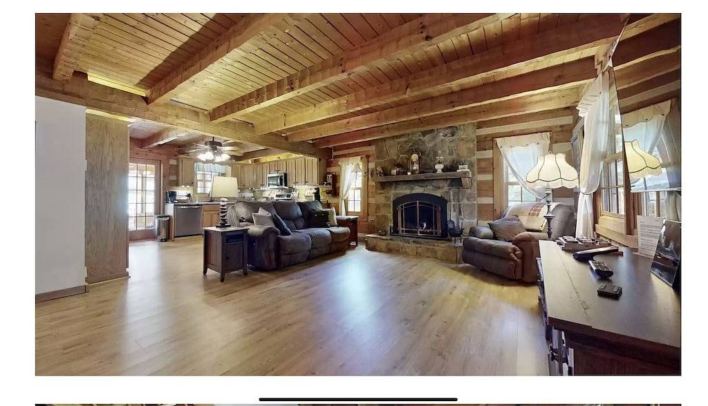 Cabin by the Creek Sleeps 8 on 3 Beautiful acres - Close to town and activities in Anderson County