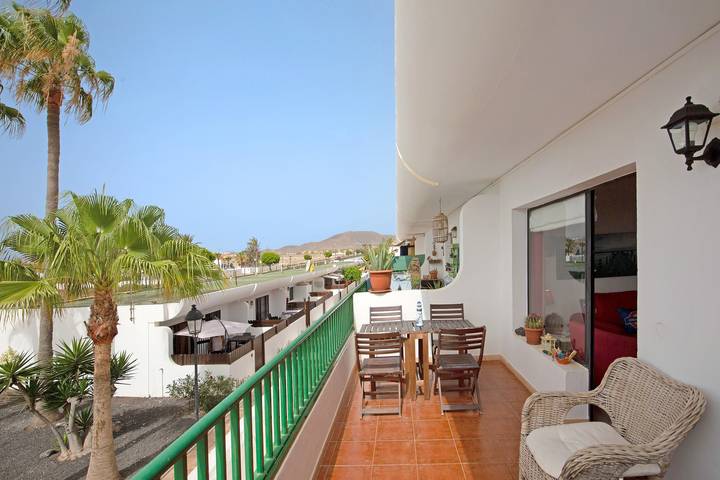 Apartamento entero, Apartamento de vacaciones "Dunas para explorar y relajarse" con piscina compartida, terraza y Wi-Fi in Corralejo, La Oliva