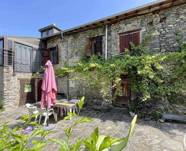 Gîte pour 8 personnes, avec terrasse et jardin, animaux acceptés dans Tignac