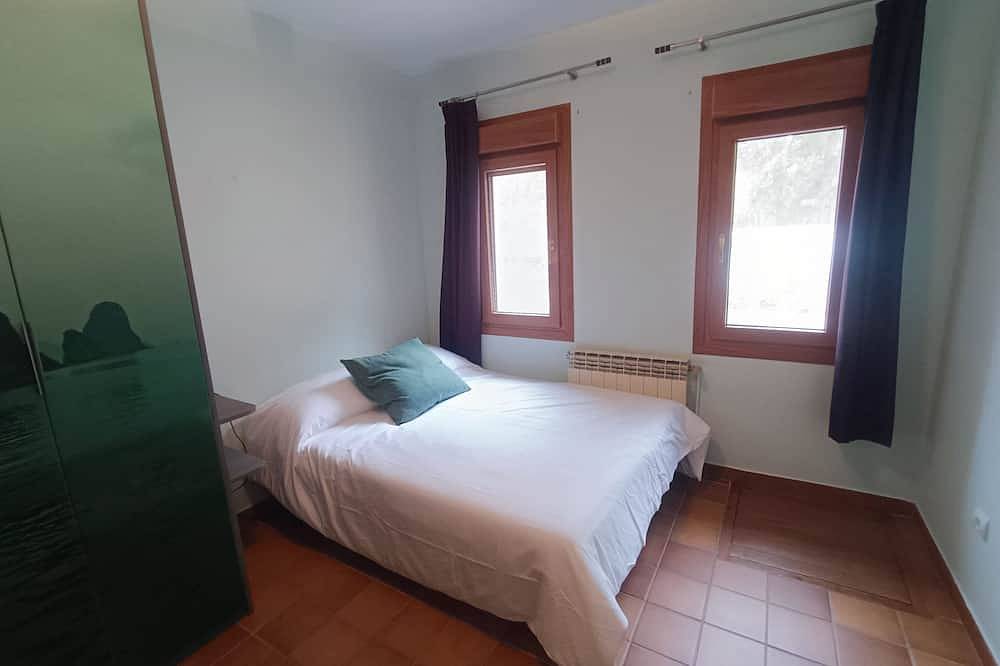 House surrounded by pine trees five kilometers from motorland in a very quiet village in Alcaniz, Teruel e dintorni