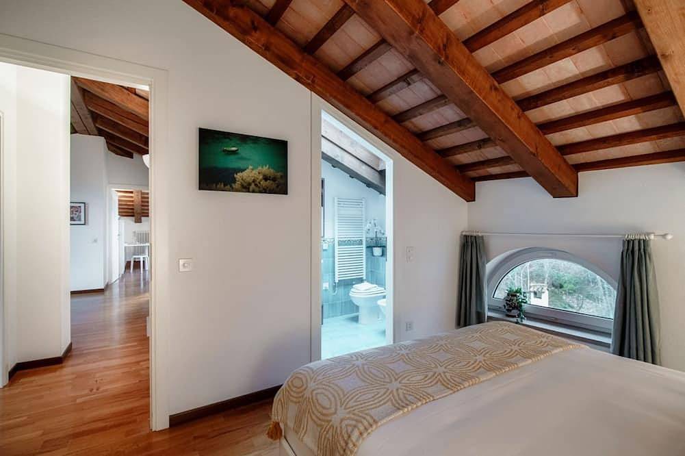 Ganze Wohnung, Elegantes Dachgeschoss-Apartment mit Blick auf das Mendrisio-Tal (Salorino 2) in Mendrisio, Tessin