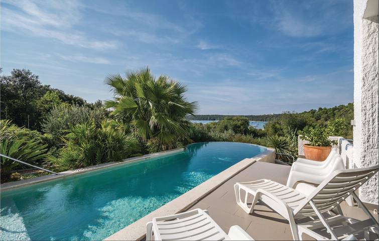 Ganze Ferienwohnung, Gemütliches Apartment mit Pool und Terrasse, 1,5 km zum Strand in Banjole, Südküste Istrien