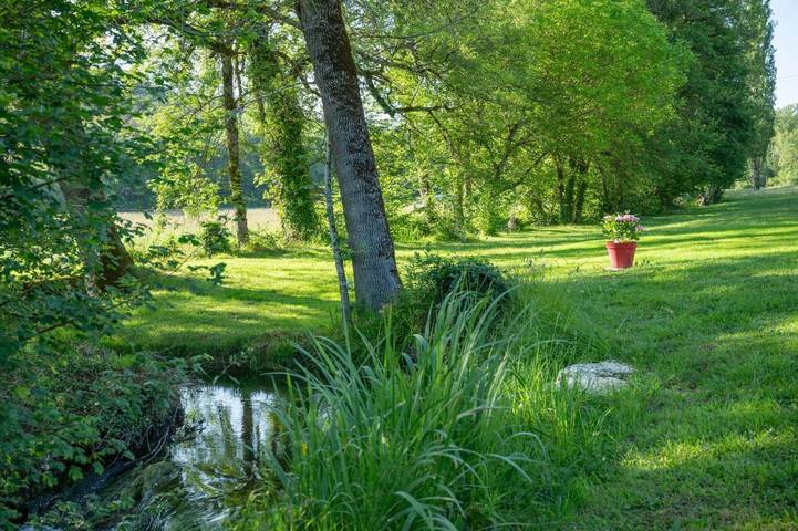 Location de vacances pour 8 personnes, avec jardin ainsi que jacuzzi et terrasse à Thonac - 2