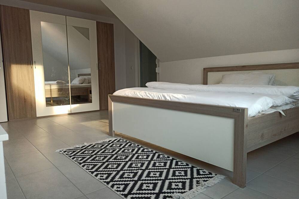 Ganze Wohnung, Spacious 3-bedroom apartment in welcoming Renningen with laundry in Renningen, Nordschwarzwald