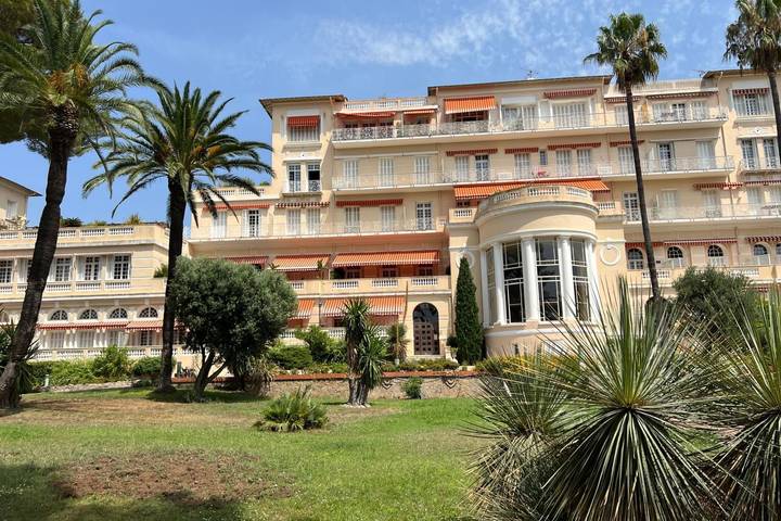 Gîte pour 2 personnes, avec Jardin et Piscine dans Plage Font Brun Carqueiranne