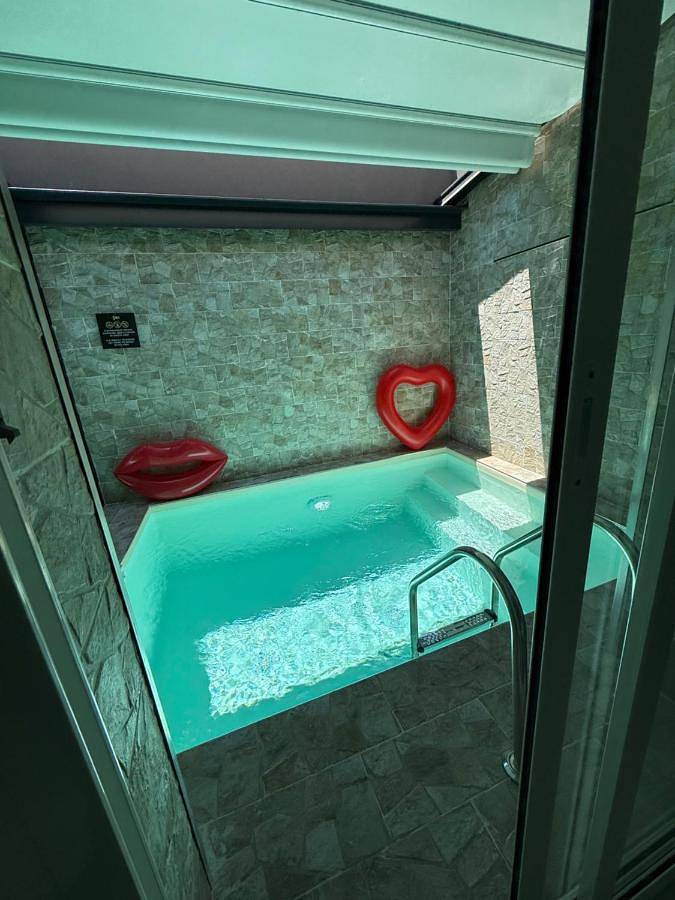 Gästehaus für 2 Personen, mit Whirlpool und Terrasse sowie Garten und Pool