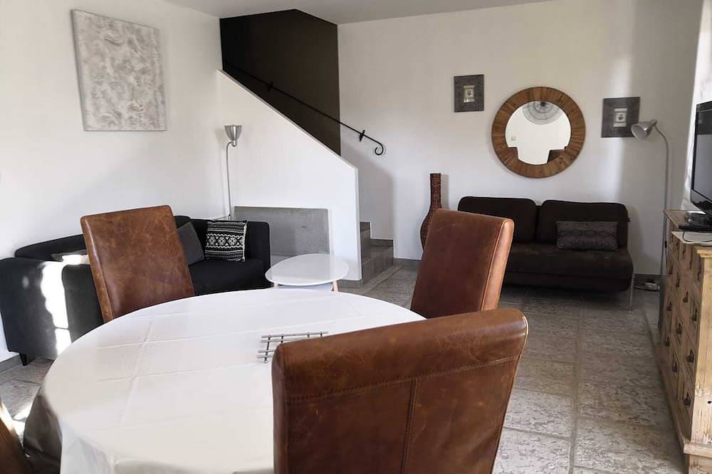Charming little Provencal country house with garden and private pool in Pont-Saint-Esprit, Region de Nimes