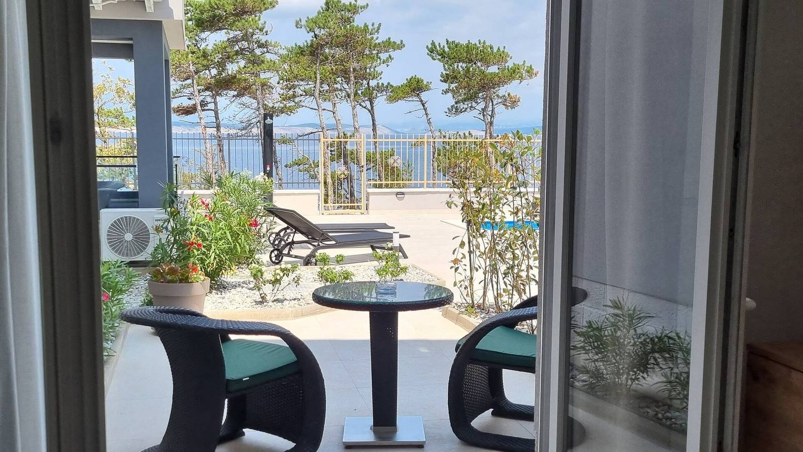 Geheel appartement, Luxury Studio Apartment Punta Silo - 30 m from the sea, sea view, swimming pool, outdoor shower, Smart Tv, laundry room, private parking in Silo (Krk), Krk