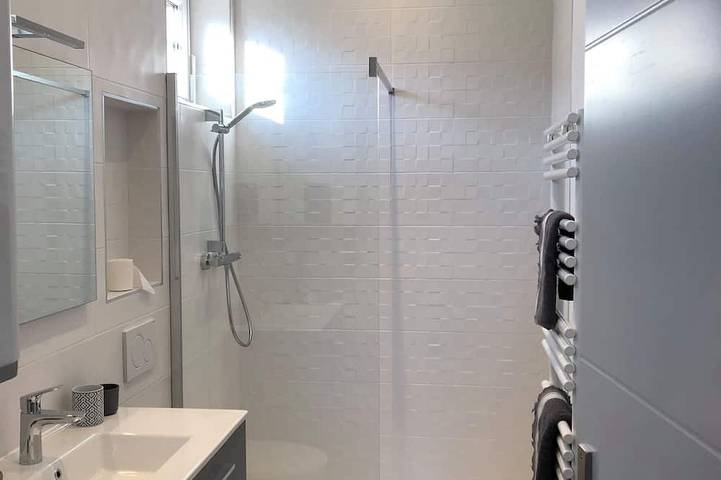 Entire apartment, ♥️Magnifique T2 neuf de 38m, parking privé, belles prestations in Aix-les-Bains, Chambéry region