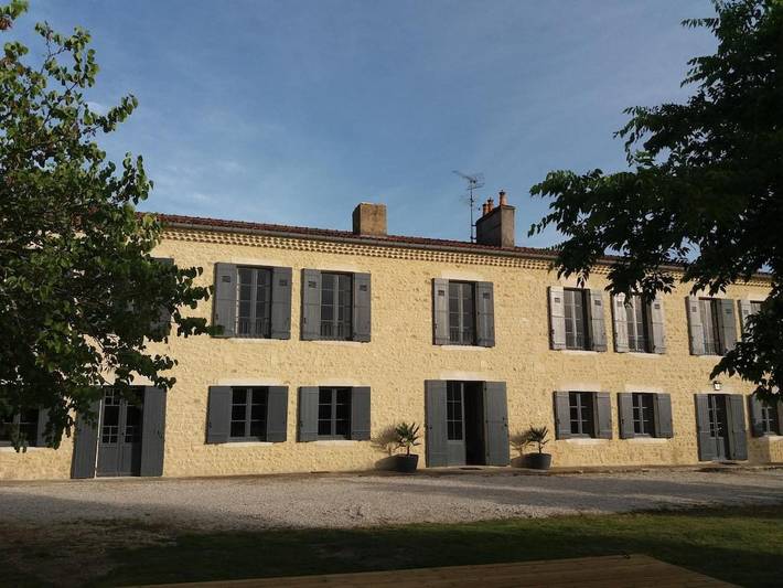 Location de vacances pour 15 personnes, avec piscine et vue ainsi que jardin et terrasse à Saint-Christoly-Médoc