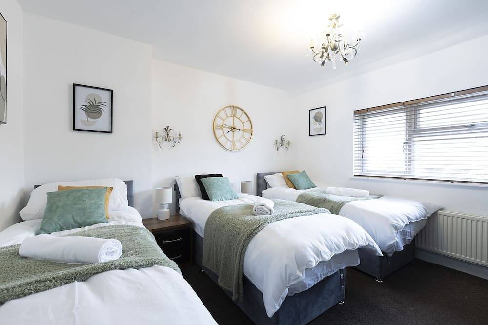 Cosy Large House, Free Parking, Wifi, Near City Centre in Leeds, West Yorkshire