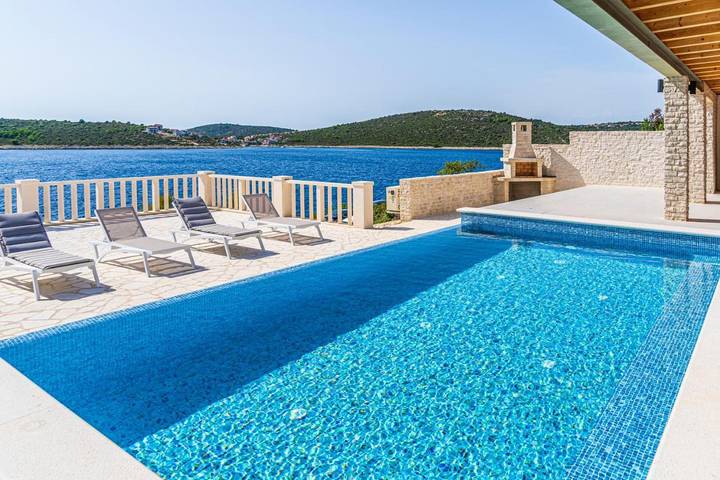 Villa pour 9 personnes, avec piscine ainsi que terrasse et vue, animaux acceptés à Sevid - 2